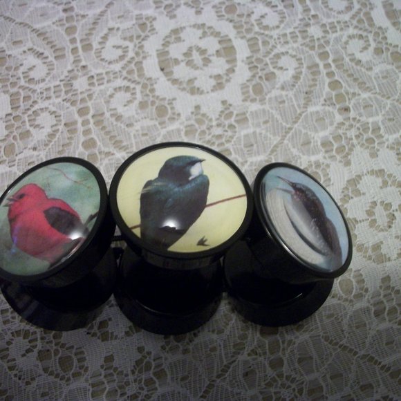 VINTAGE 1950S VINTAGE BIRDS PICS PLAS BRACELET - Picture 2 of 3